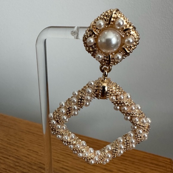 Versace inspired gold/Pearl earrings - Picture 4 of 4